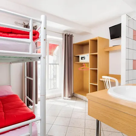 Bastille Hostel *