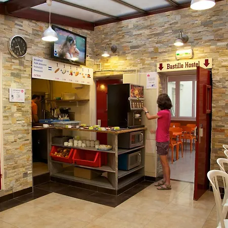Bastille Hostel *