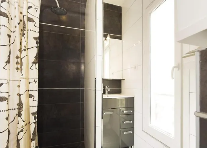 Bastille Хостел