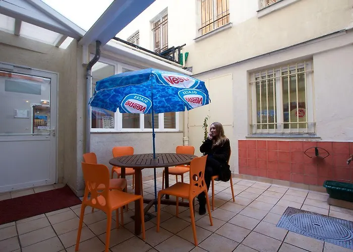 Bastille Хостел