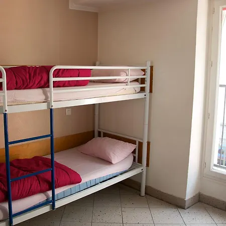 Bastille Hostel *