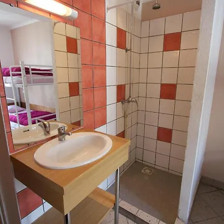 Bastille Hostel *
