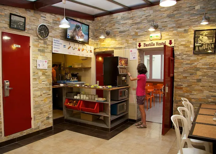Bastille Hostel *